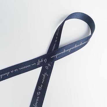 アルファベット柄 classic両面無光サテン 紺(こん) 幅25㎜ 長さ27M